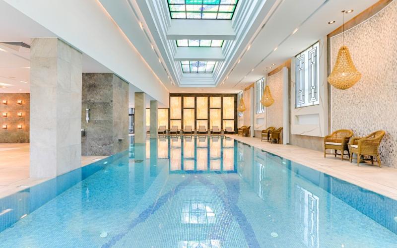 Innenpool im Wellnessbereich des Thermia Palace Hotels mit Liegen