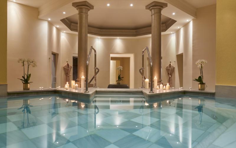 Spabereich mit vielen Kerzen romantisch dekoriert im Kempinski Hotel Adriatic