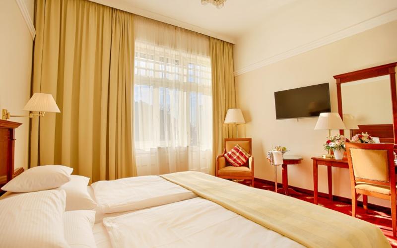 Hell eingerichtetes Doppelzimmer im Thermia Palace Hotel