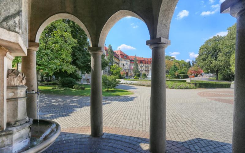 Antiker Spabereich  mit Säulengang im Thermia Palace Hotel