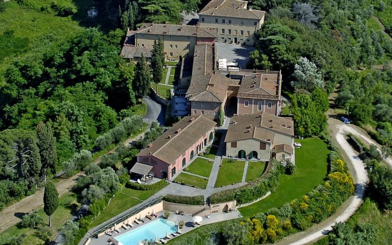 Blick auf das Hotel Borgo di Colleoli Resort aus der Luft aus