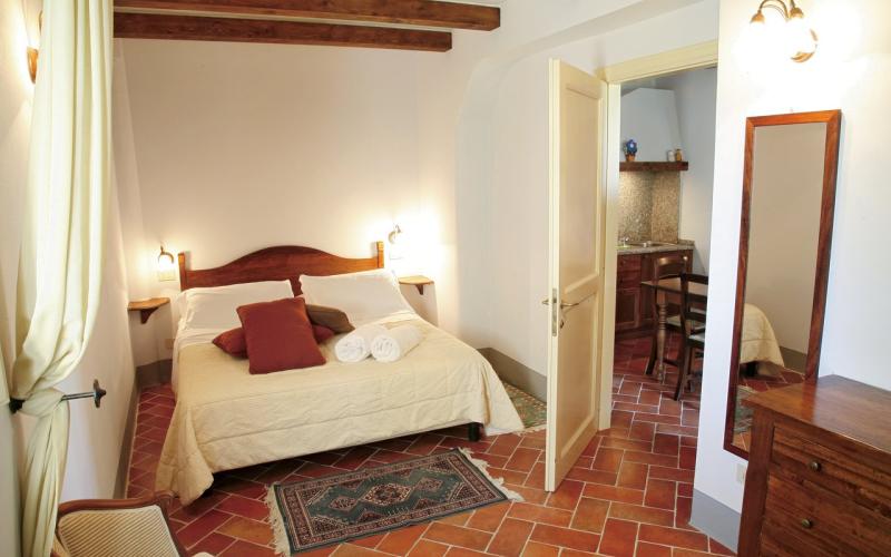 Doppelzimmer mit  rustikaler Einrichtung im Borgo di Colleoli Resort