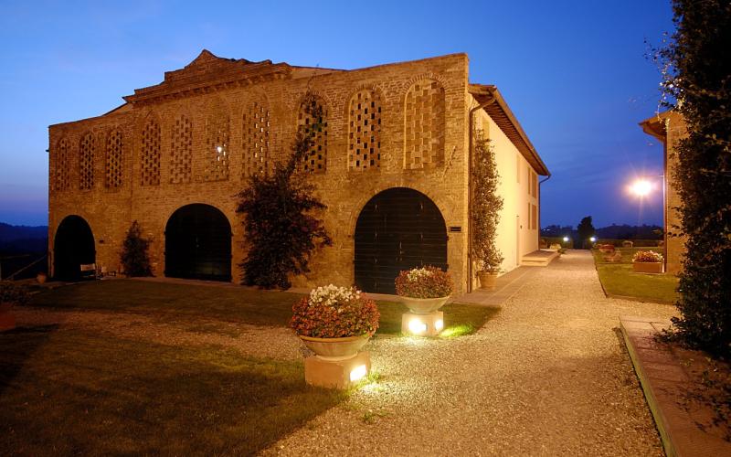 Aussenansicht eines Nebengebäudes im Borgo di Colleoli Resort bei Abendstimmung