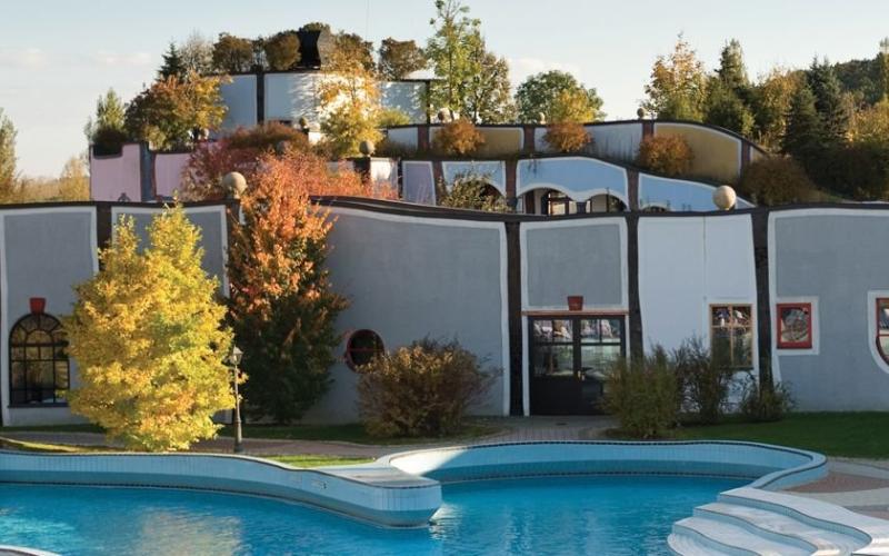 Aussenansicht im Herbst des Rogner Bad Blumau