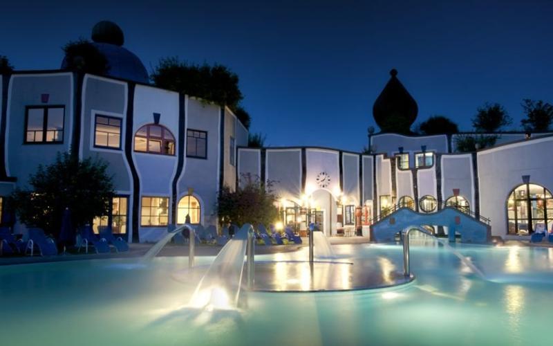 Aussenansicht Abendstimmung im Rogner Bad Blumau