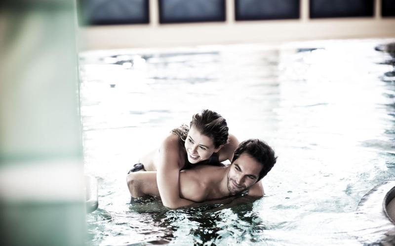 Pärchen im Thermenpool des Reduce Hotel VITAL