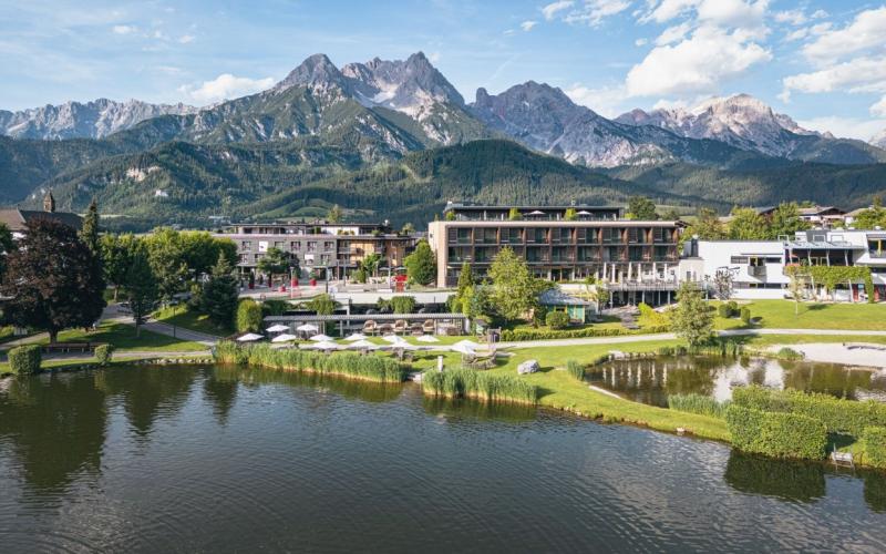 Aussenansicht des Ritzenhof - Hotels und Spa am See mit Bergen im Hintergrund