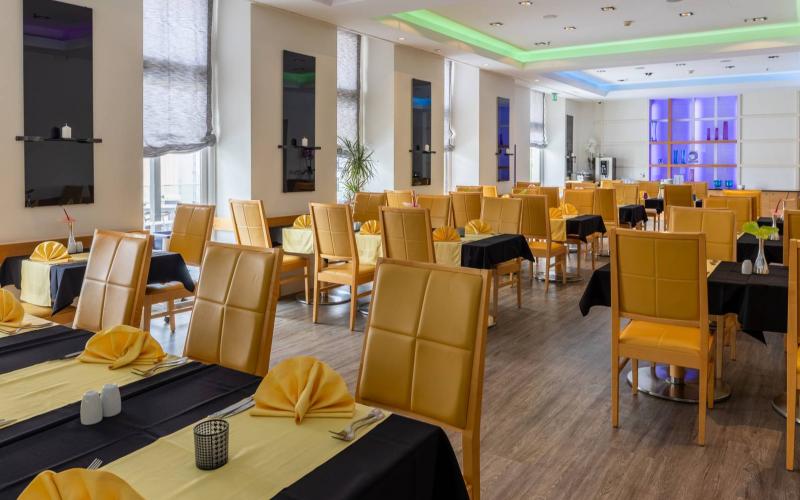 Modernes Restaurant mit festlich eingedeckten Tischen im Hotel Astoria Opatija