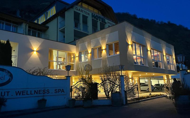 Aussenansicht bei Nacht des Gartenhotels und Weingut Pfeffel