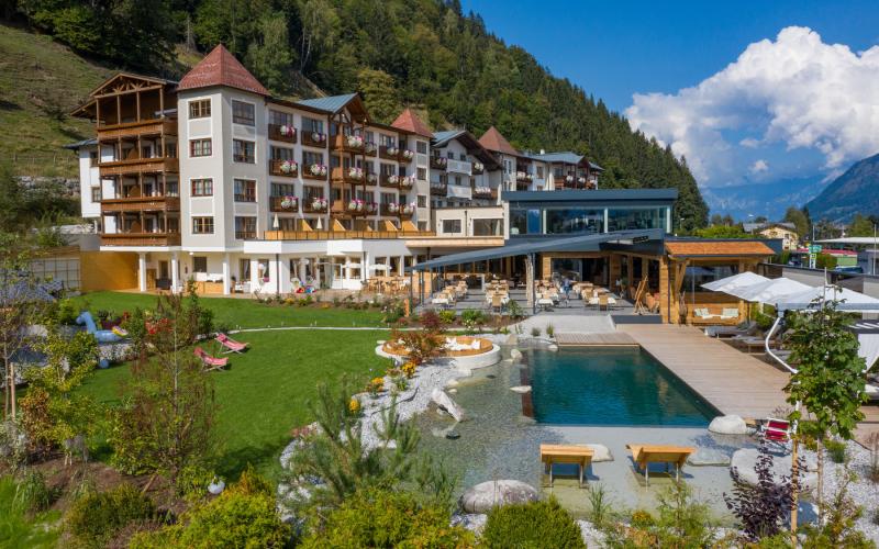 Aussenansicht mit Aussenpool des Sportresorts Alpenblick