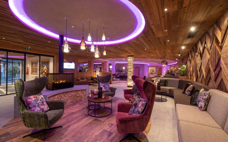 Loungebereich mit modernem Kamin im Sportresort Alpenblick