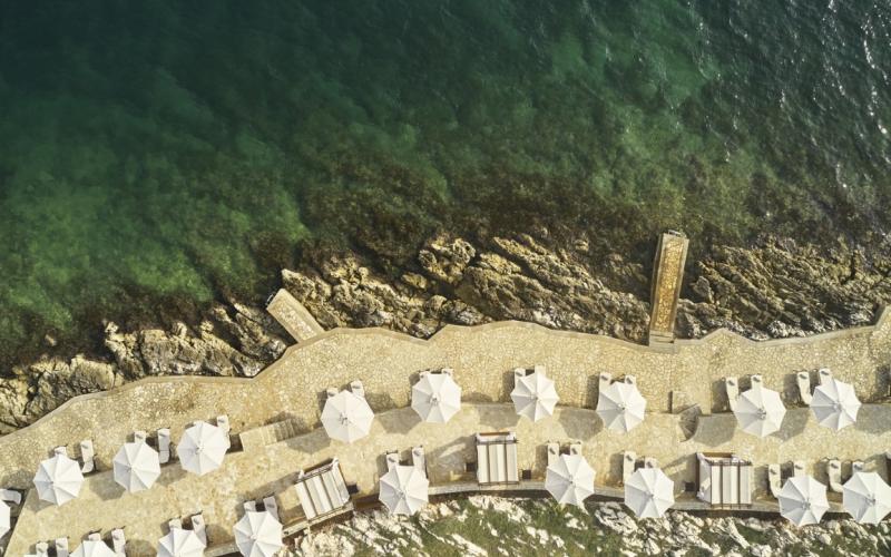 Strandabschnitt Private Spa mit vielen Liegen im Kempinski Hotel Adriatic