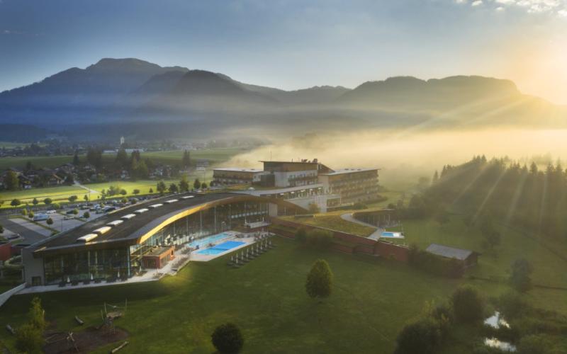 Stimmungsfoto Grimming Therme mit Bergkulisse im Hintergrund