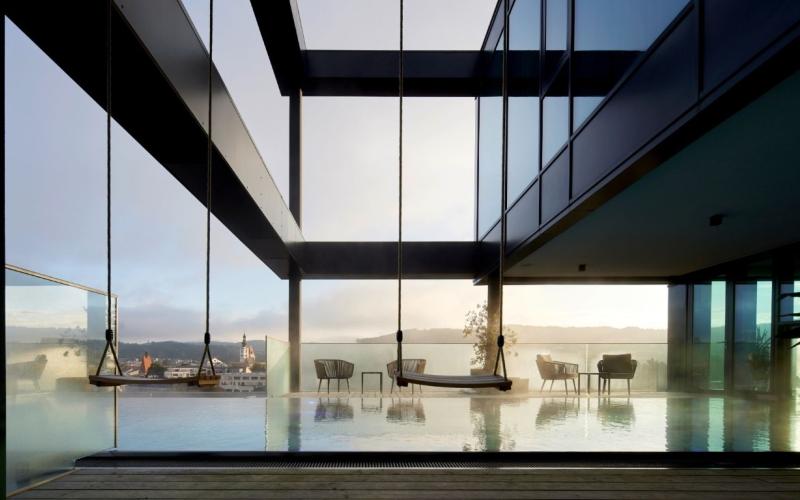 Impulshotel Freigold - Infinitypool mit Blick in die Ferne