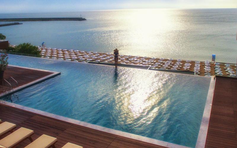 Dachpool mit Blick auf Strand und Meer vom Grifid Hotel Encanto Beach MEDI SPA