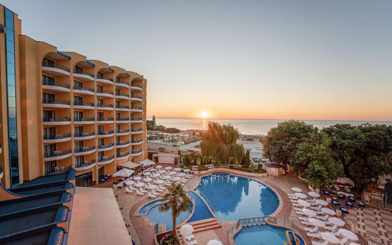 Blick auf das Grifid Hotel Arabella mit Garten und Pools in Abendstimmung