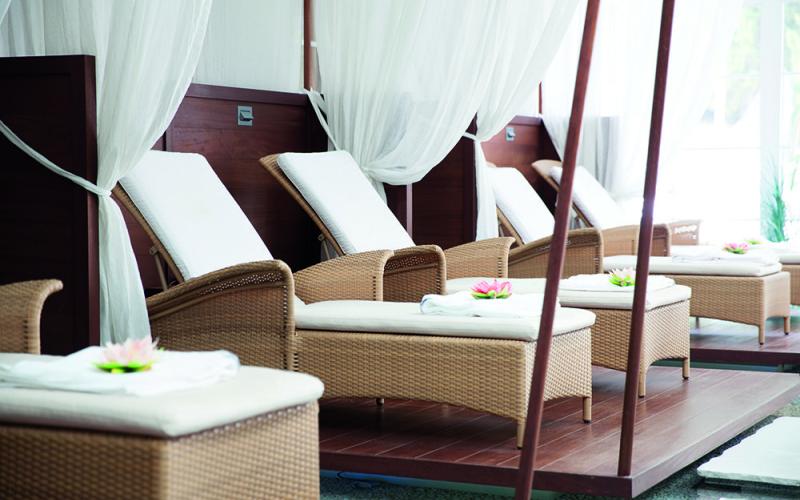 Ruheliegen im Wellnessbereich des Traumhotels ... liebes Rot-Flüh
