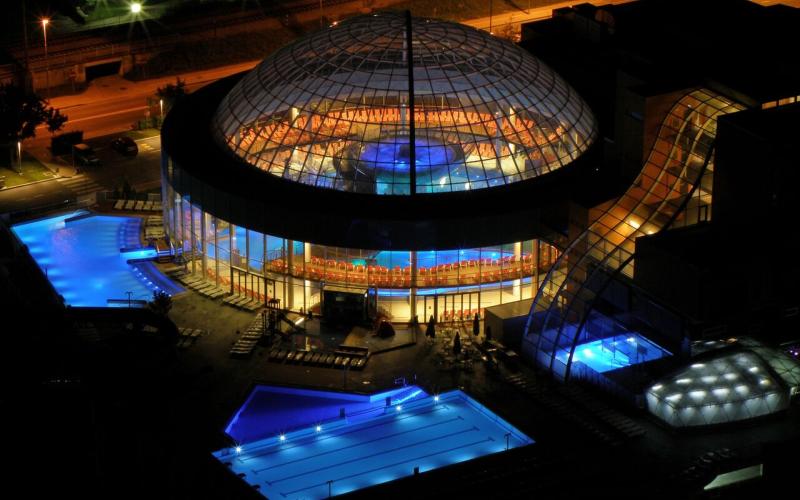 Nächtliches Bild von der Therme mit der Glaskuppel im Thermana Park Lasko