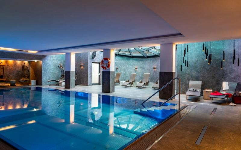 Innenpool im Hotel Latini