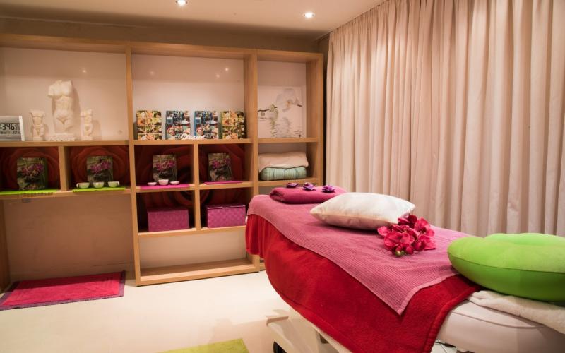 Ein vorbereiteter Massageraum im Boutique Seehotel Erla