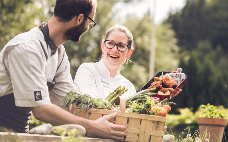Zwei Mitarbeiter beim Zubereiten der Speisen im Garten des Landgasthofes Neugebauer