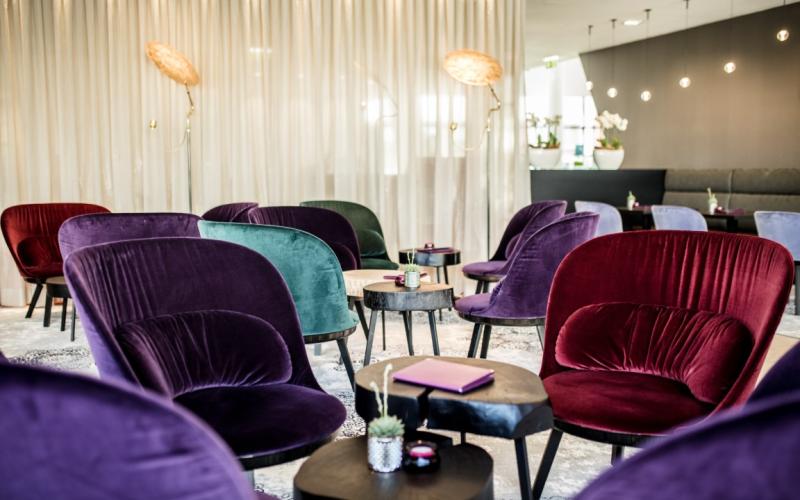 Loungebereich mit bunten Stühlen im Thermenhotel Karawankenhof