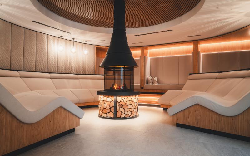 Ruheraum mit Liegen und modernem Glaskamin in der Ferienwelt Kesselgrub