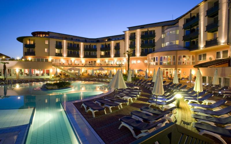 Aussenansicht in Abendstimmung des Lotus Therme Hotel und Spa