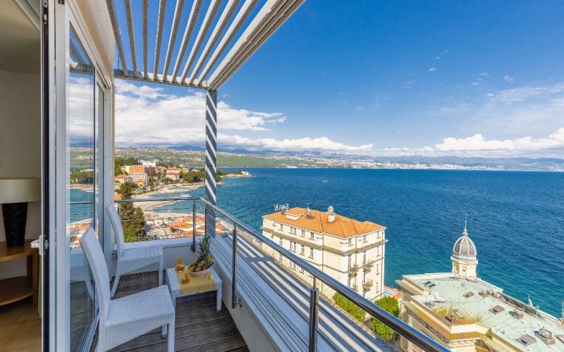 Blick von einem Balkon des Hotels Astoria Opatija an die Küste
