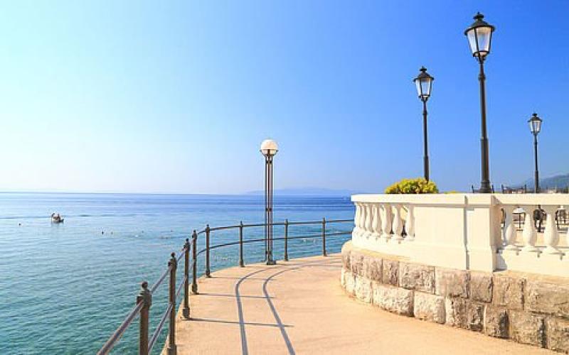 Blick auf die Strandpromenade in Opatija