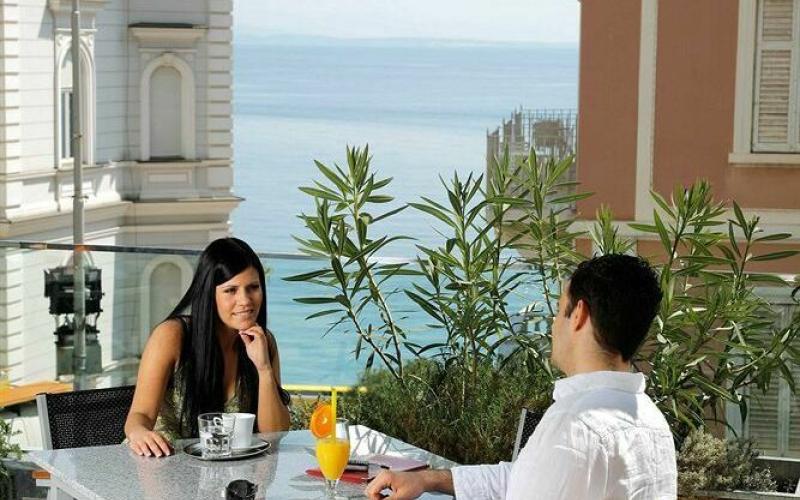 Zwei Gäste genießen ein Getränk im Hotel Astoria Opatija