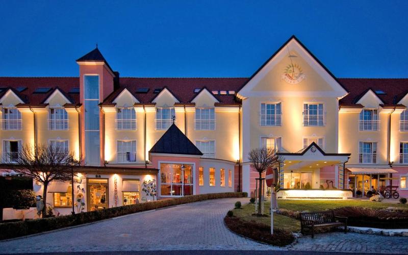 Hotelansicht bei Nacht des Thermenhotels Vier Jahreszeiten