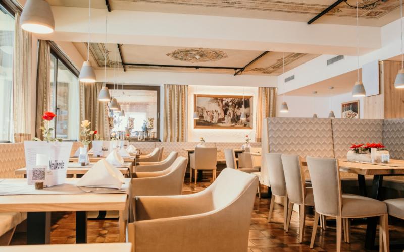 Blick in das Restaurant des Machers Landhotels mit dezenten Farben