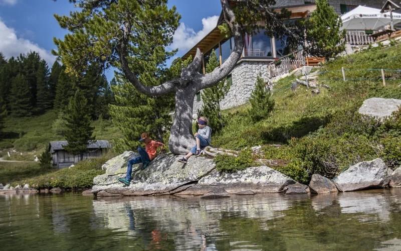 Ein Mann am See beim Machers Landhotel