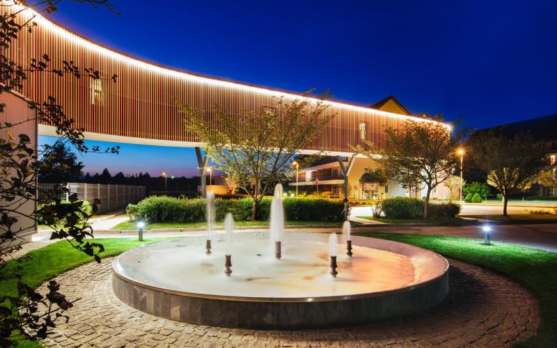 Aussenbereich der Terme Vivat mit Brunnen und Übergang zu den Nebengebäuden