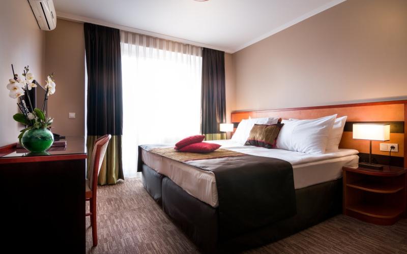 Doppelzimmer mit dunklen, gedeckten Farben in der Terme Vivat