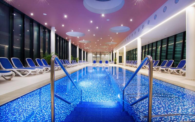 Blick in den Poolbereich für Erwachsene mit vielen Liegen in der Terme Vivat