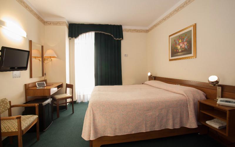 Doppelzimmer mit grünen Designelementen und funktionaler Einrichtung im Hotel Terme Abano Verdi