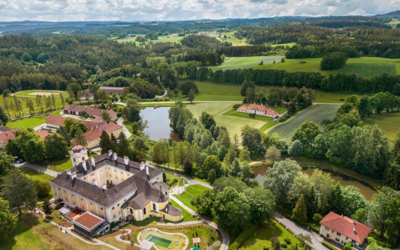 Luftbild über das Schlosshotel Rosenau
