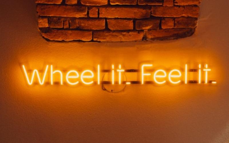 Schriftzug Wheel it Feel it bei Wheelson an der Wand