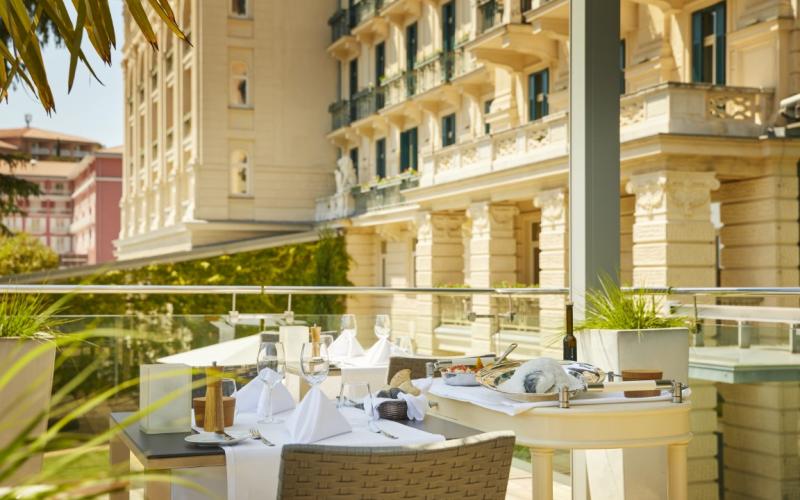 Terrasse für das Frühstück eingedeckt im Hotel Palace Portoroz