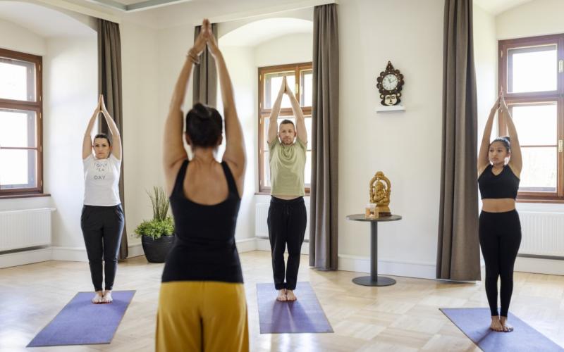 Hotelgäste beim Yoga im JUFA Hotel Stift Gurk