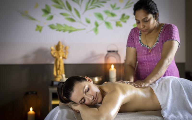 Eine Dame bei der Massage im JUFA Hotel Stift Gurk