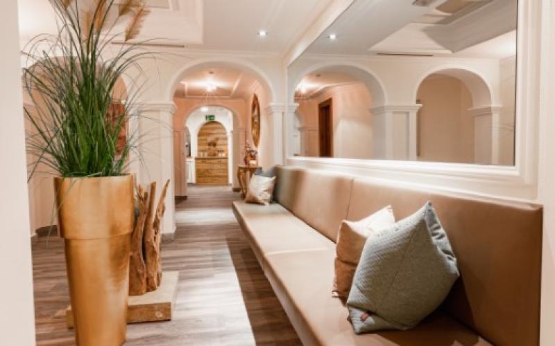 Blick in den Spabereich mit unterschiedlichen Sitzgelegenheiten im Hotel Kohlerhof