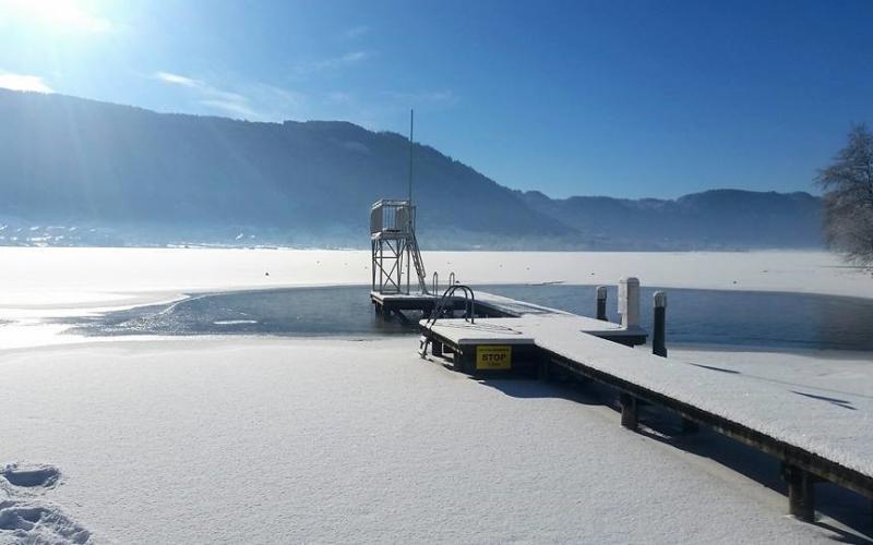 Blick vom Seehotel Hoffmann auf den Ossiacher See im Winter