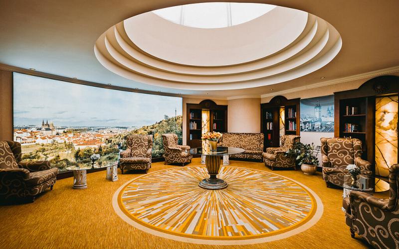 Die sogenannte Bibliothek mit gemütlichen Sitzmöbelnd im Lindner Hotel Prague Castle
