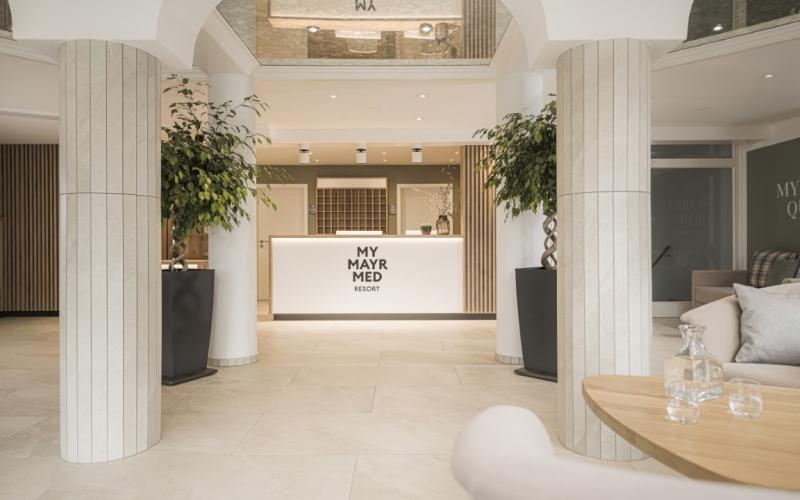 Rezeption in hellen Farbtönen im MY MAYR MED Resort