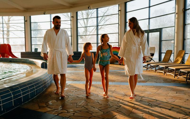 Eine Familie im Bademantel im Thermal Resort Lendava