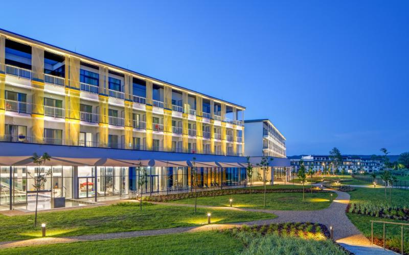 Aussenansicht des Hotels Sirius mit Balkonen und Garten