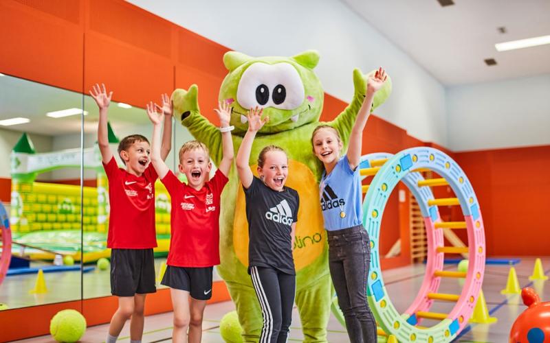 Vier Kinder im Turnsaal des AIGO Familien und Sport Resort